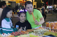 越南河静省河静市首条美食街开街有利于拉动旅游需求