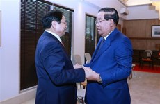 第42届东盟峰会：越南政府总理范明政会见柬埔寨首相洪森
