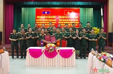 广平省军事指挥部与老挝甘蒙省军事指挥部签署合作备忘录