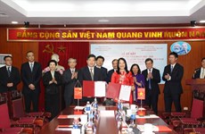 越南真理国家政治出版社和中国人民出版社合作出版发行书籍