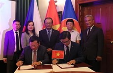 旅欧越南协会联合会与孙德胜大学签署合作协议