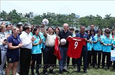 范明政总理和澳大利亚总理与两国女足队交流