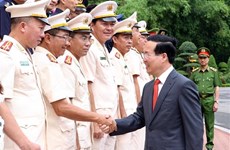 越南国家主席武文赏会见缉毒工作典范及烈士亲属代表
