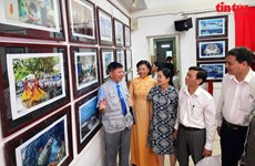 《青年与越南长沙》图片展在胡志明市举行