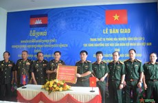 越南军队向柬埔寨皇家军队赠送石油化工实验室设备