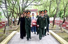 在老挝牺牲的越南烈士遗骸交接迎回安葬活动在安沛省举行