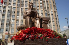 位于圣彼得堡市的胡志明主席塑像落成典礼隆重举行  