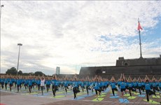 1000余人参加顺化国际瑜伽日活动  