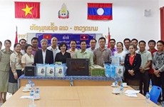 越南驻琅勃拉邦总领事馆向老挝苏发努冯大学赠送礼物