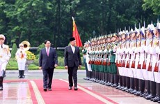 政府总理范明政举行仪式欢迎马来西亚总理安瓦尔访越
