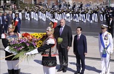 越南国家主席武文赏前往意大利祖国祭坛献花