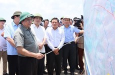 越南政府总理范明政视察宁平省重点交通项目