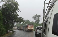 老挝8号国道因山体滑坡困住的45名越南人全部被安全救出