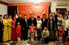 越南国会主席王廷惠走访慰问越南驻伊朗大使馆和旅伊越南人社群