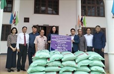 越南驻老挝沙湾拿吉总领事馆为老挝中部各省水灾受灾群众提供援助