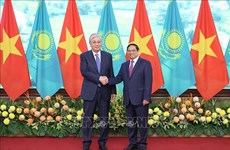 越南政府总理会见哈萨克斯坦总统托卡耶夫