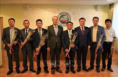 越南驻俄罗斯大使邓明魁向7名党员授予30年和40年党龄徽章