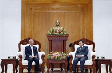 老挝领导人高度评价越南和平委员会的到访