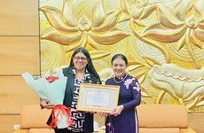 委内瑞拉驻越南大使塔蒂亚娜·普格·莫雷诺荣获越南友好组织联合会的最高荣誉纪念章