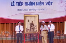 胡志明博物馆接收三幅有关胡志明主席的画作 
