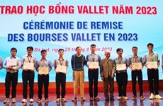 向越南七省份学生颁发瓦莱奖学金