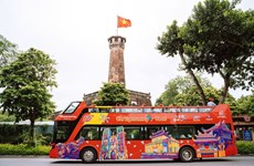 国庆假期游客来河内市参观时可免费乘坐双层巴士    