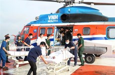 越南使用直升飞机将3名减压综合症患者运回陆地就医