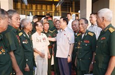 越南国会主席王廷惠会见乂安省被敌人逮捕和监禁的老革命战士协会代表团
