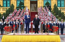 越共中央总书记阮富仲为美国总统乔·拜登访越举行欢迎仪式
