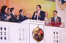 越南政府总理范明政在世界最大证券交易所敲响开市钟
