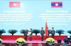 越南人民军68个集体和个人荣获老挝国家和国防部的奖状
