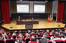  越南国会主席王廷惠造访索非亚国家经济和世界经济大学并发表重要讲话
