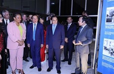 越南政府总理范明政在巴西出席胡志明主席和越南风土人情图片展开幕式  