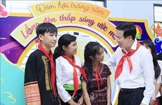 越南国家主席武文赏出席“灯笼点亮梦想”为主题的儿童中秋晚会