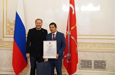 俄罗斯圣彼得堡立法议会向越俄关系发展贡献者颁发奖状