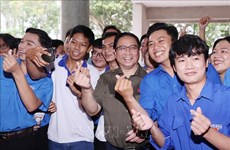 越南政府总理范明政会见芹苴市年轻选民