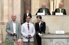 两名越南科研人员荣获法国科学院奖章