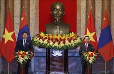 越南国家主席武文赏与蒙古国总统乌赫那·呼日勒苏赫举行会谈