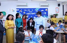蒙古国总统夫人博洛其其格走访河内市朱文安小学校
