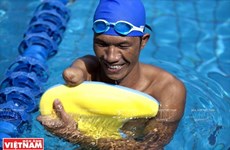 美国为越南残疾运动员和教练员提供游泳训练