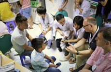 越英建交50周年：英国医生代表团为越南颅面骨畸形儿童实施免费治疗