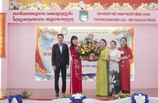 阮攸越老双语学校举行教师见面会  庆祝越南教师节