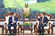 王廷惠礼节性拜会老挝人民革命党中央委员会总书记、国家主席通伦