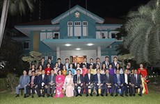 越南国会主席王廷惠会见越南驻泰大使馆官员和工作人员
