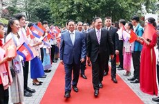 越南政府总理范明政和柬埔寨首相洪玛奈走访越南外贸大学