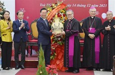 国家主席武文赏向顺化天主教总教区致以圣诞祝福