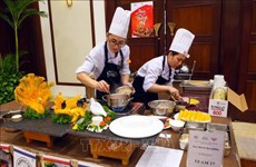 专业厨师在“岘港美食融入世界”大赛比拼