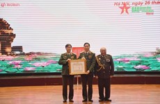 柬埔寨向越南政治官校授予二等友谊勋章