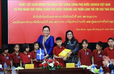 老挝和越南两国总理夫人探访太平省SOS儿童村并赠送礼物