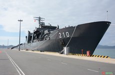 新加坡海军舰艇访问越南庆和省